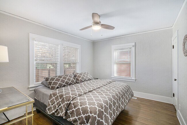 Building Photo - Start a Lease by 12/1 and Receive a $500 R...