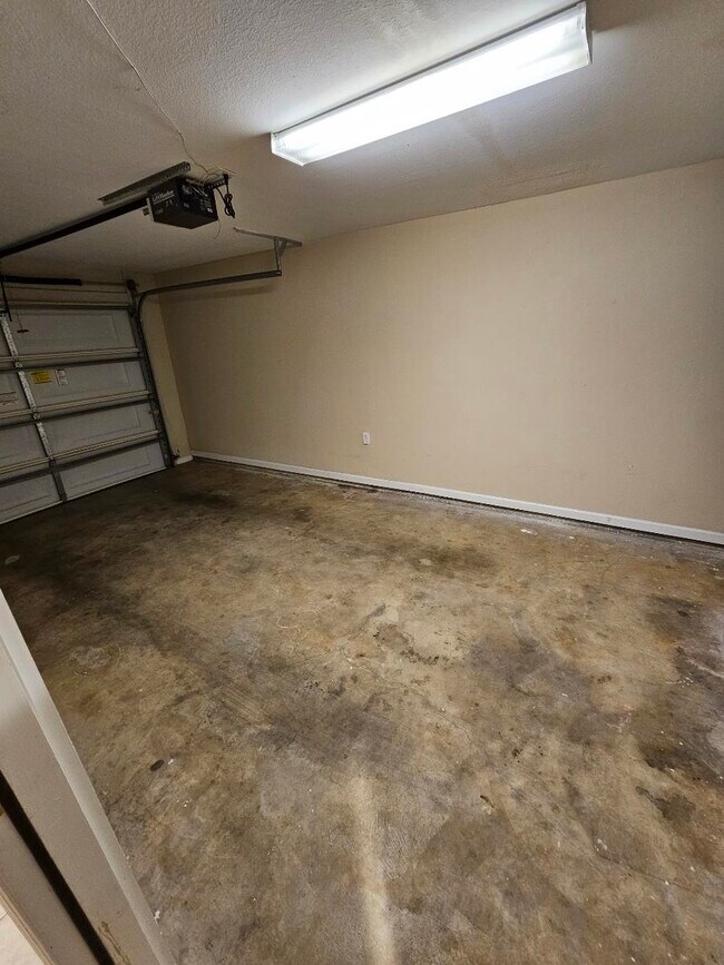 Building Photo - 741 White Dr