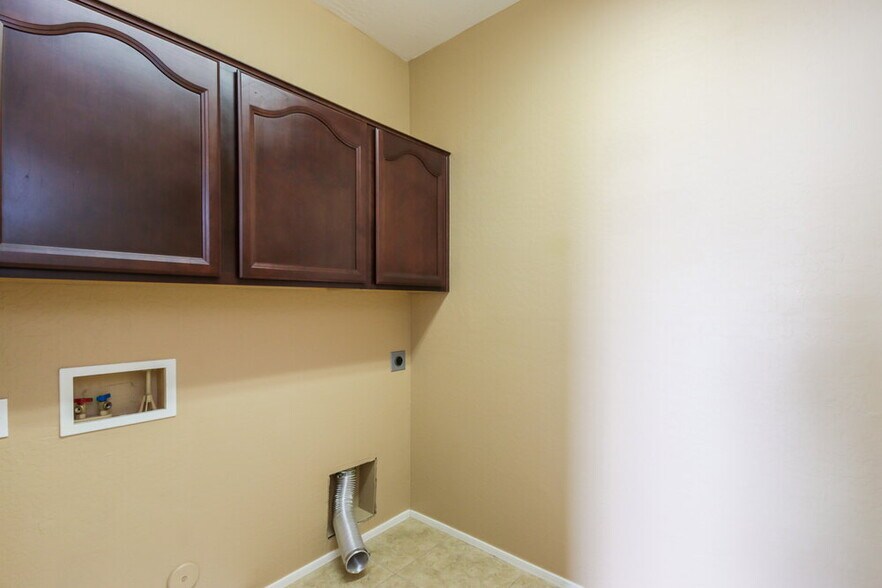 Building Photo - 6303 S 43rd Dr
