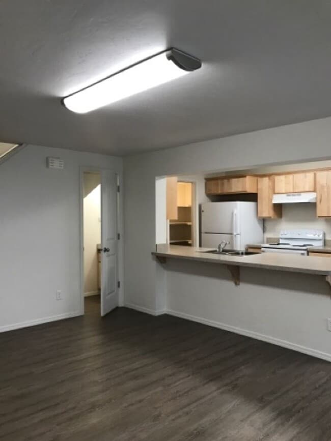 Building Photo - 759 Meadows Dr