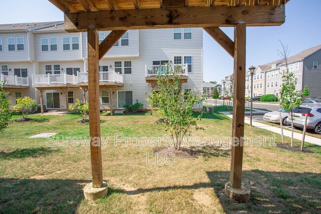 Building Photo - 13 Verona Ln