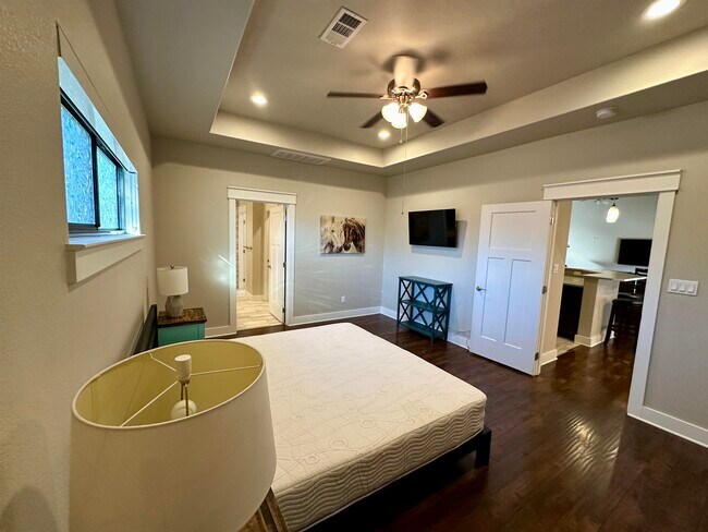 Building Photo - 405 Woodlawn Dr