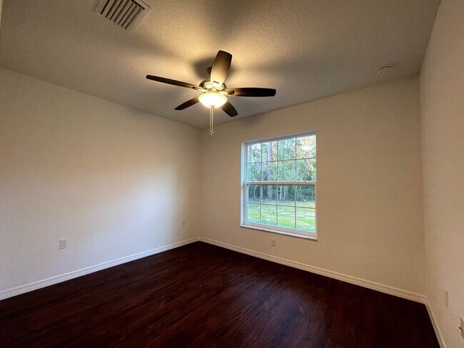 Building Photo - 3 bedroom, 2 bath, 2 car garage home on a ...