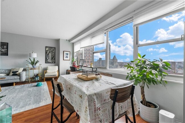 Building Photo - 225 St Pauls Ave