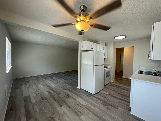 Building Photo - Spacious 2 Bed 1.5 Bath Apartment in Gresham - Newly Renovated w/ Washer & Dryer!