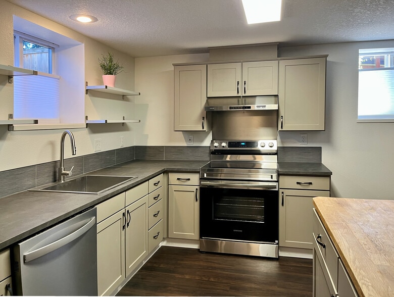 Building Photo - 4415 SE Hawthorne Blvd