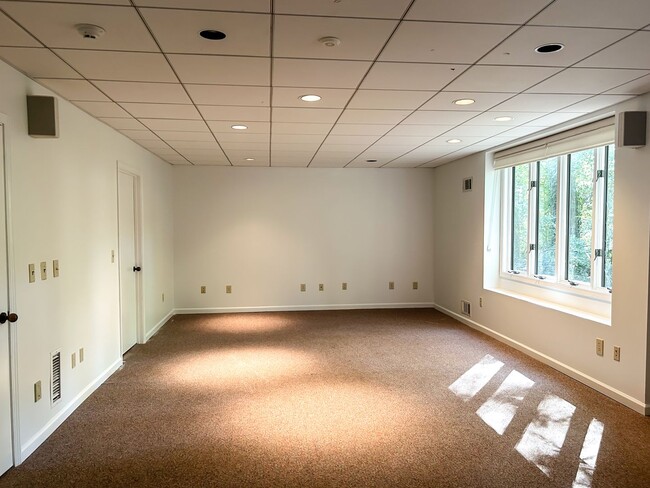 Building Photo - Spacious Contemporary Home in a Private Wo...