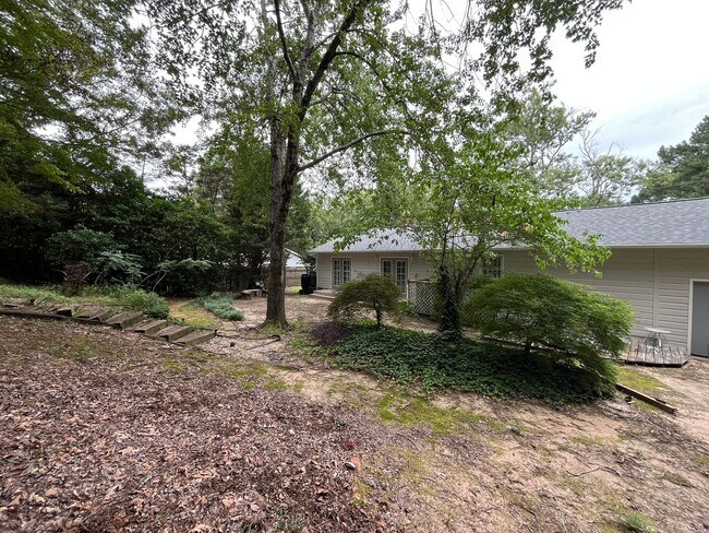 Building Photo - Comfortable 3BD, 1.5BA House with Large Fe...