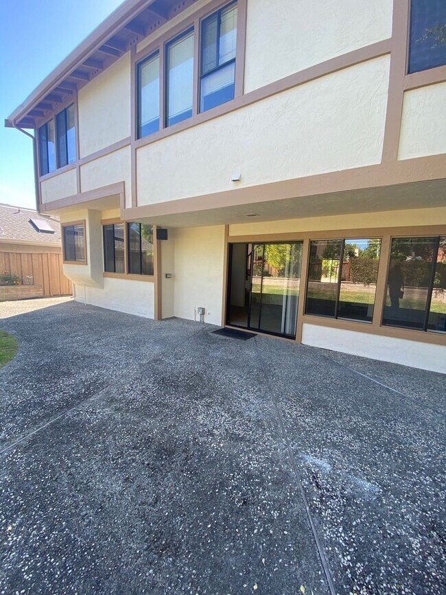Building Photo - Large 4 Bedroom / 2.5 Bath House in Foster...