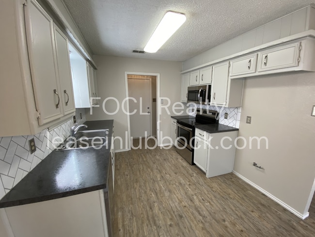 Building Photo - Updated and cozy 3/2/2