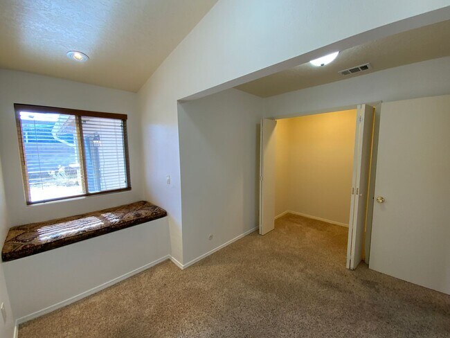 Building Photo - 4 Bedroom Single Story Home Available Near Tramway Blvd NE & Copper Ave NE!