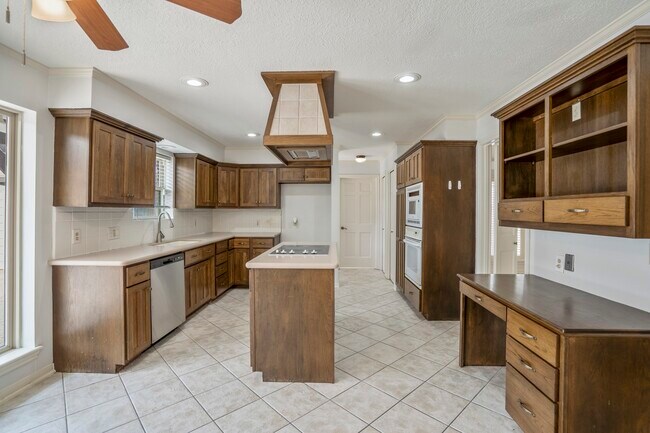 Building Photo - 16611 Brenton Oaks Dr