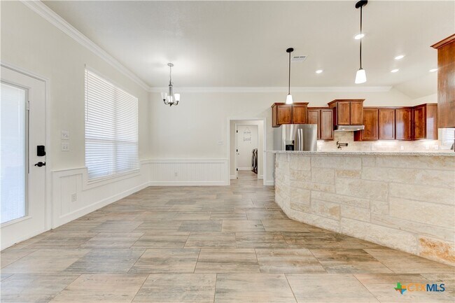 Building Photo - 1040 Vista Dr