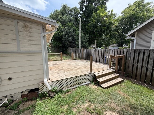 Building Photo - 300 Murphree St