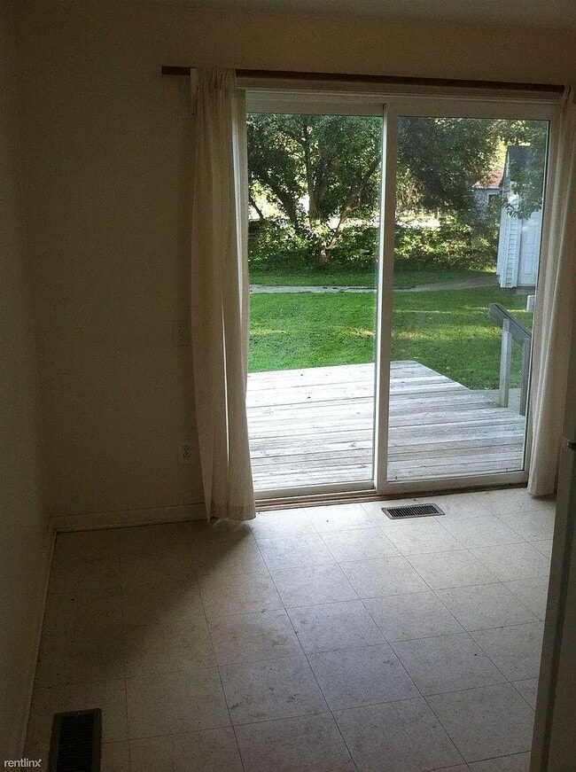 Building Photo - 2140 Champagne Dr