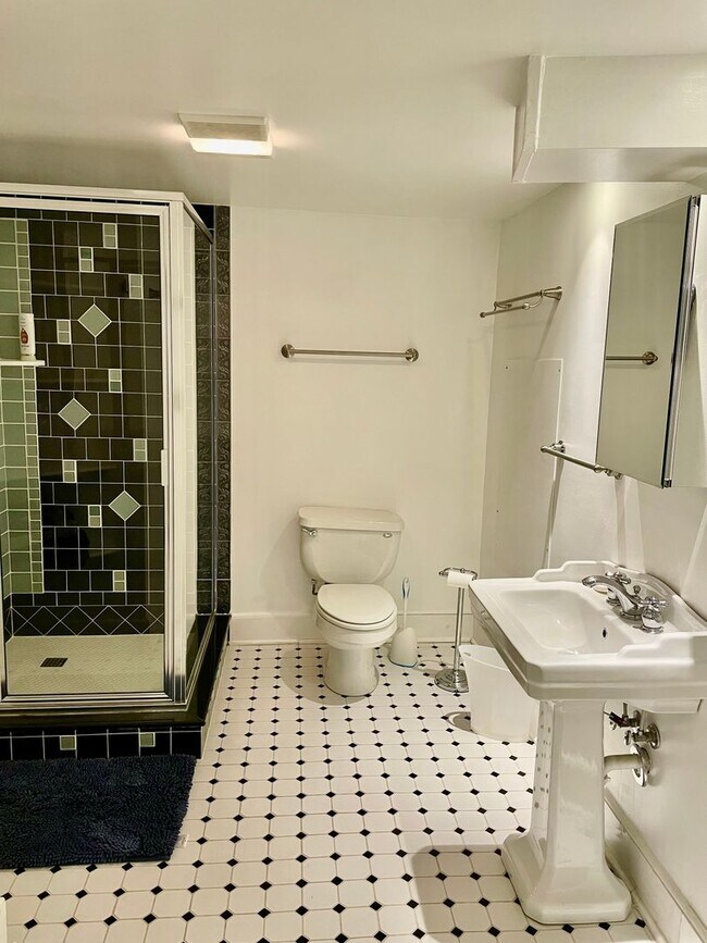 Building Photo - Great Montford location, Partially Furnished Studio Apartment, Utilities Included!