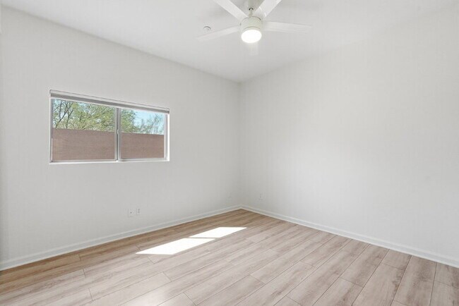 Building Photo - 7500 E Deer Valley Rd
