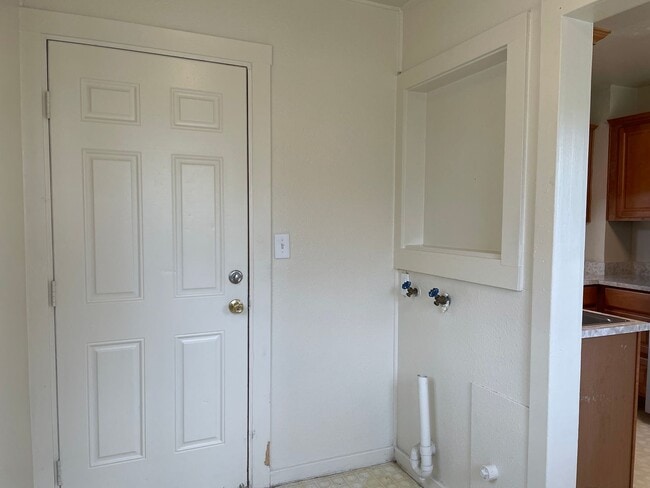 Building Photo - Nice 1 Bedroom 1 Bath Duplex