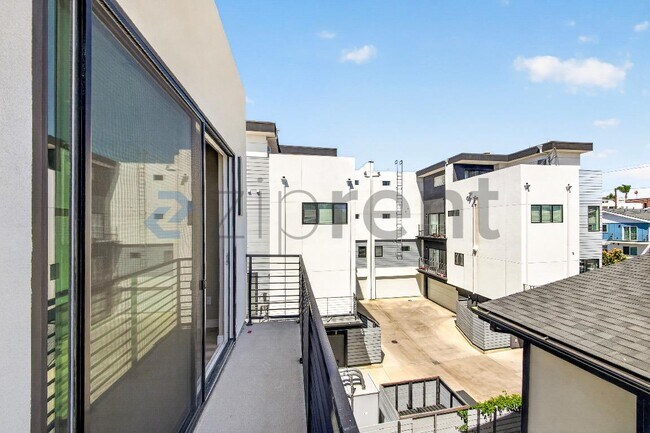 Building Photo - 227 N Burlington Ave