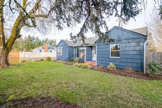 Building Photo - Charming 3-Bed 2 Bath Home with Spectacula...
