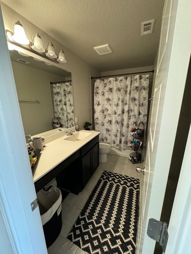 Building Photo - Modern 3-Bedroom Home Near Alamo Ranch wit...