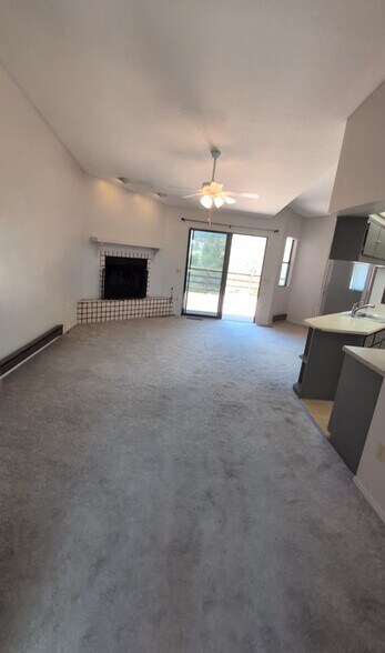 Building Photo - 4944 Summit Cir