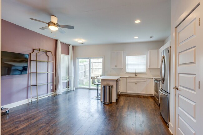 Building Photo - Convenient Nashville Rental Near Percy Pri...