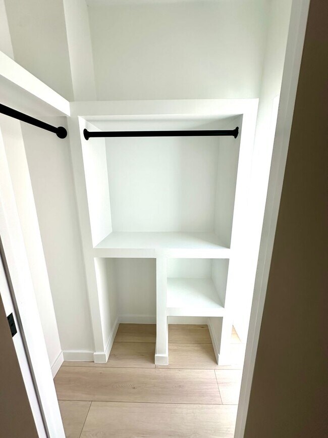 Building Photo - 3-Bedroom, 3-Bath Townhome in Prime North Hollywood Location