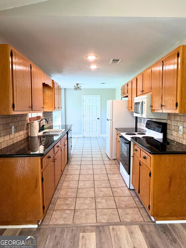 Building Photo - 102 Driftwood Ct