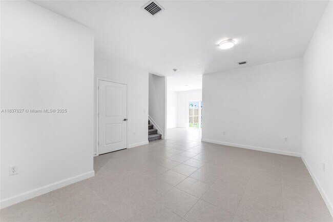 Building Photo - 2442 SE 28th St