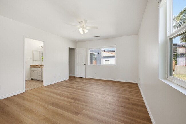 Building Photo - Spacious private backyard!