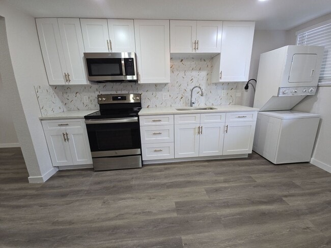 Building Photo - 2 Bed Garden Level Unit Available in Lakewood