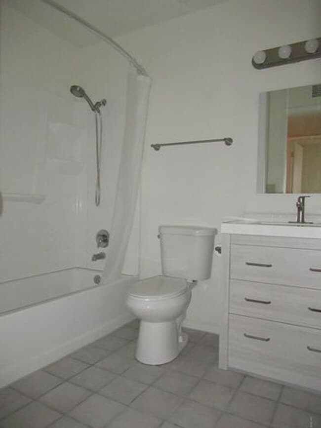 Building Photo - 2 Bedroom - 2 Bath in the Los Lagos Community