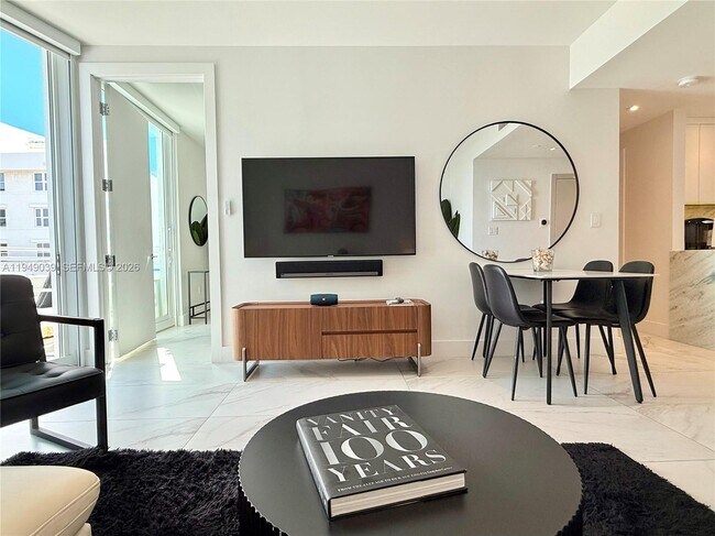 Building Photo - 225 Collins Ave