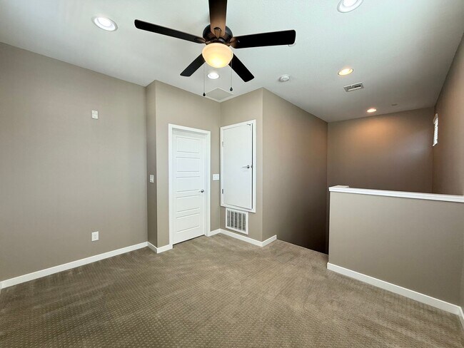 Building Photo - 2/BD 2.5/BA Luxury Gated Townhouse in Summ...