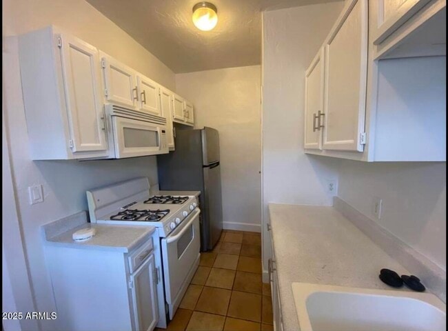 Building Photo - 2318 N Dayton St