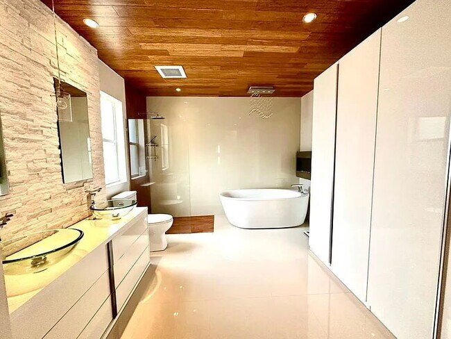 Building Photo - Luxury Updated Pool-Style Retreat on Quiet Cul-de-Sac