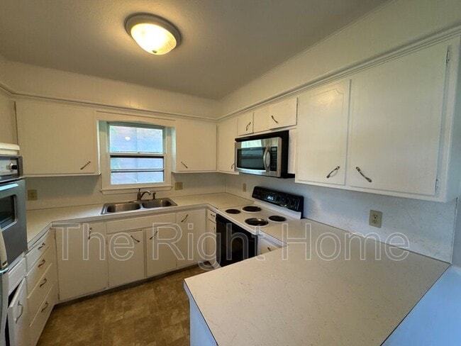 Building Photo - 4460 Shady Ln Cir