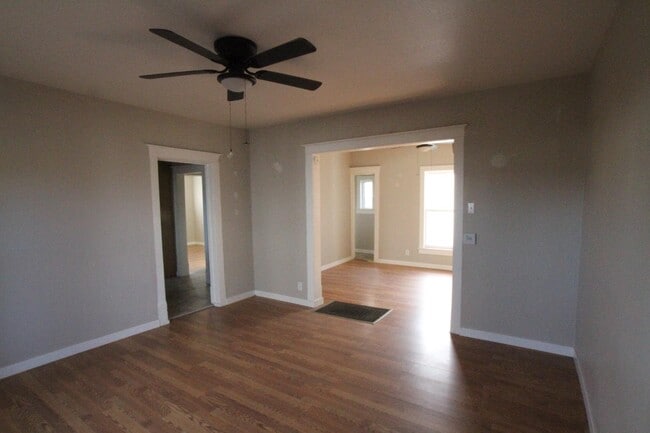 Building Photo - 1324 1/2 Main St - Apartment