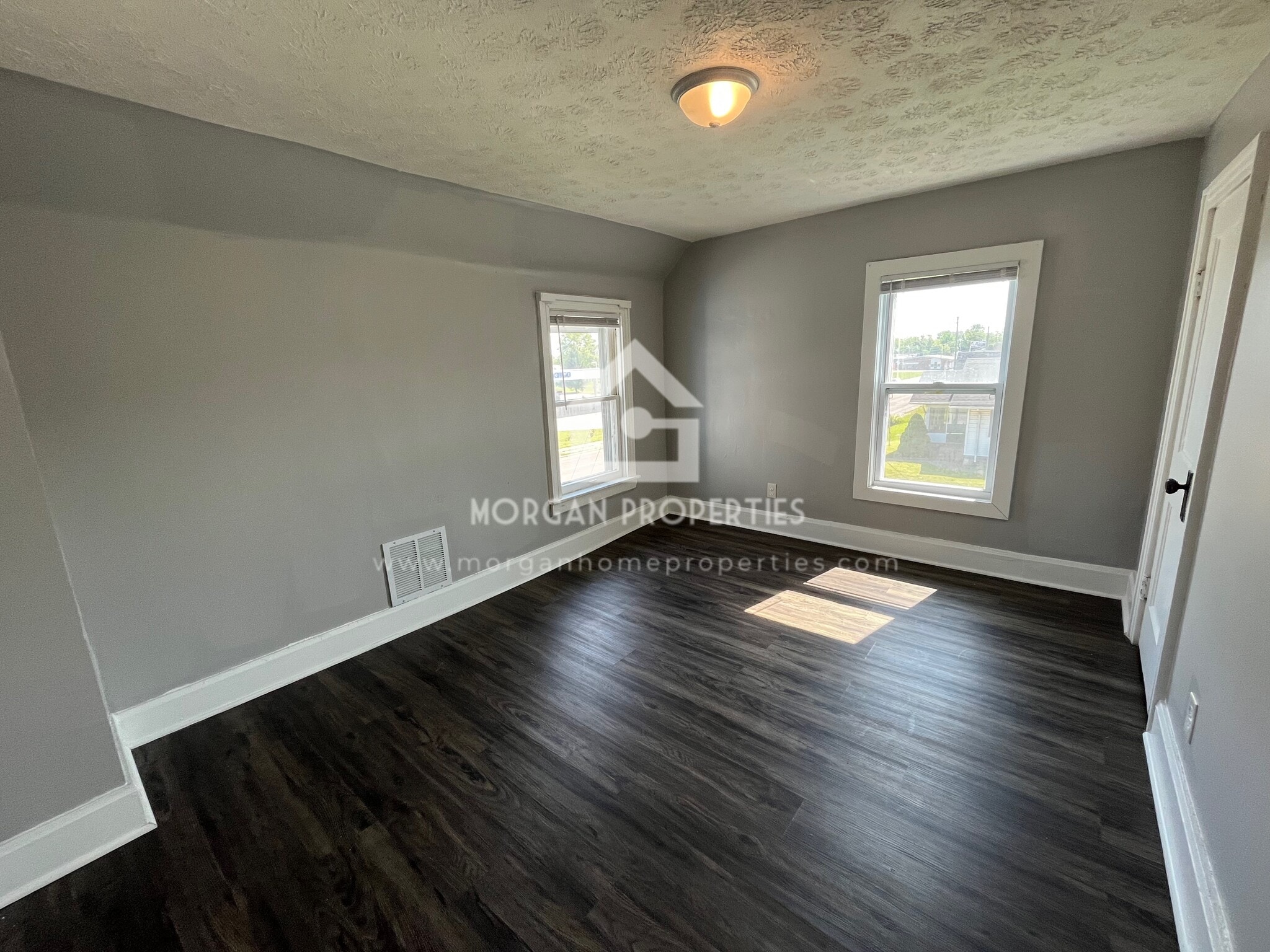 Building Photo - 1403 W Memorial Dr