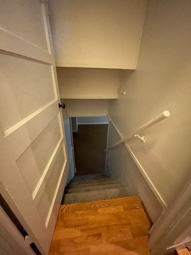 Building Photo - 2 bd., 1 bath with extra bonus finished ba...