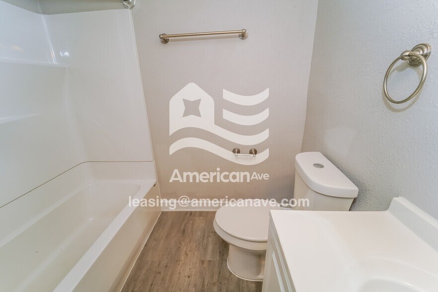 Building Photo - 2046 Russet St