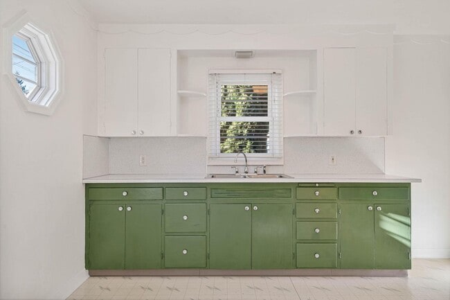 Building Photo - Adorable 2-bdrm/1-bath mid-century modern. Private backyard, sauna, washer/dryer, & more!