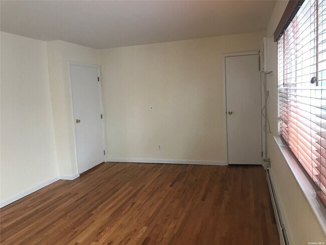 Building Photo - 206-18 45th Rd