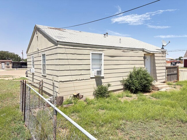 Building Photo - 2bed/1 Bath - Available May