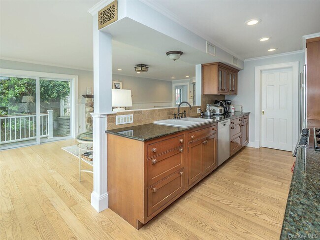 Building Photo - 24 Bay Ave