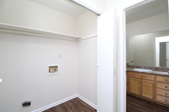 Building Photo - 2-Bedroom Apartment with Walk-In Closet & ...