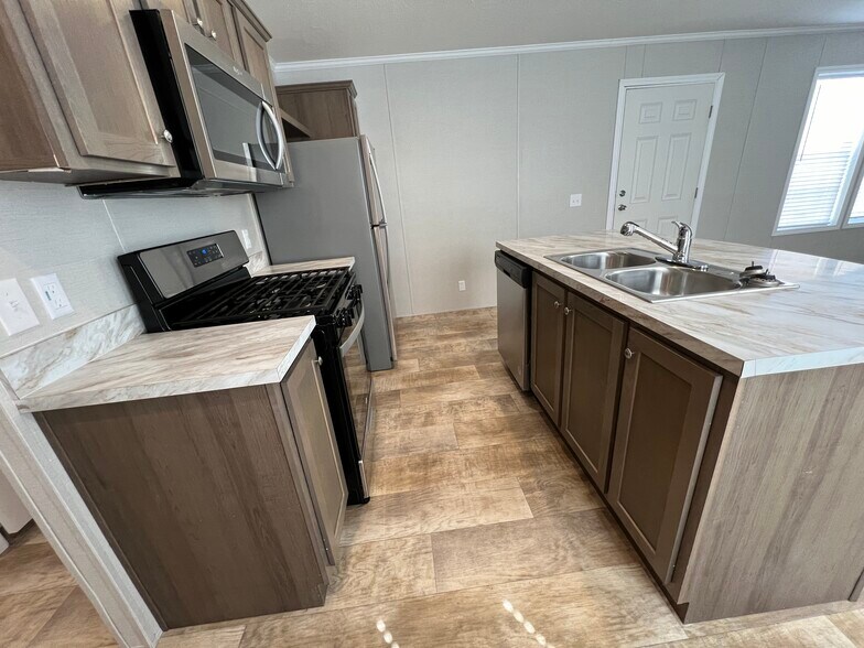 Building Photo - 15856 Marentette Dr