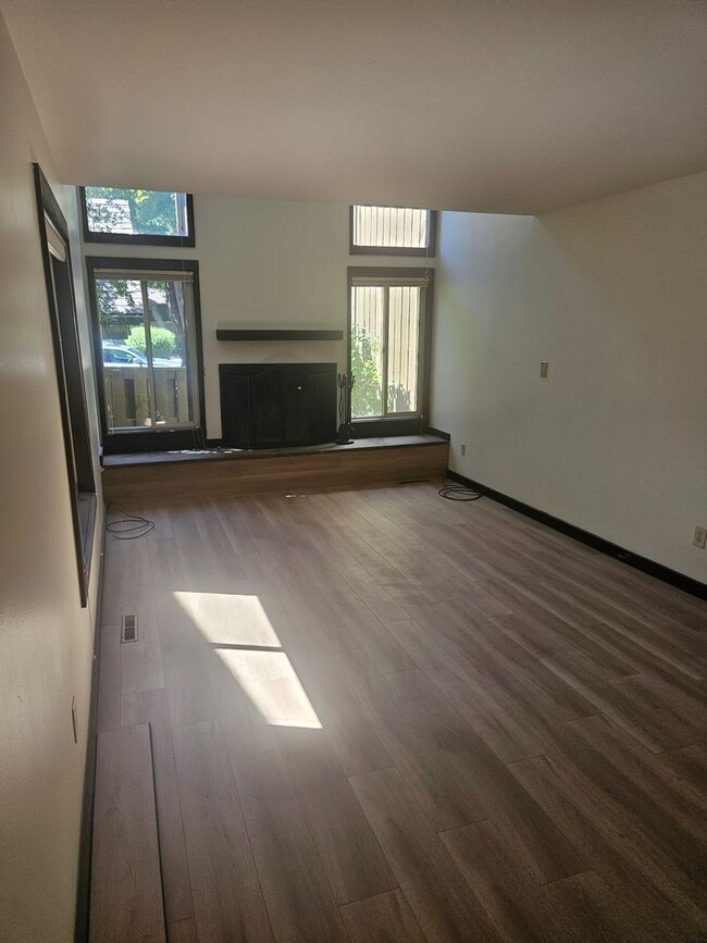 Building Photo - Cozy 3 Bedroom Townhome Near CSU