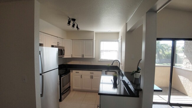 Primary Photo - Fabulous Full Remodeled 1/1 Winter Park Co...